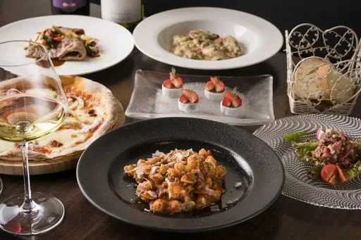 魚介を使ったパスタを白い皿に盛り付けた料理のクローズアップ