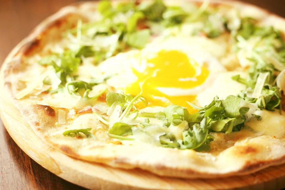 店内で提供される料理とワインの様子